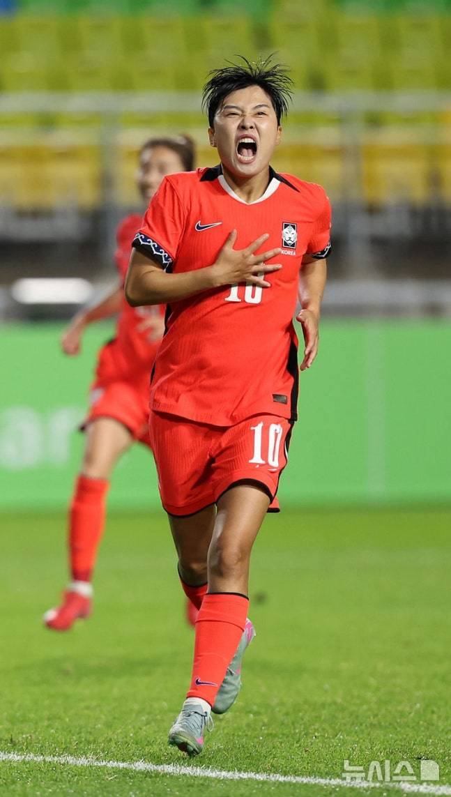 6일 경기 수원시 수원월드컵경기장에서 열린 2025 동아시아축구연맹(EAFF) E-1 챔피언십(동아시안컵) 여자부 대한민국 vs 대만 경기, 패널티킥으로 득점에 성공한 지소연이 포효하고 있다. /사진=뉴시스