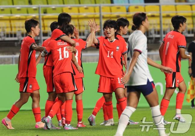 16일 오후 경기 수원시 팔달구 수원월드컵경기장에서 열린 2025 동아시아축구연맹(EAFF) E-1 챔피언십 여자부 대한민국과 대만의 경기, 후반전 대한민국 장슬기가 팀 두번째 골을 넣은 뒤 동료들과 기뻐하고 있다. /사진=뉴스1