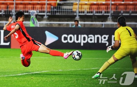 정다빈(왼쪽)이 16일 오후 7시 30분 수원월드컵경기장에서 열린 2025 동아시아축구연맹(EAFF) E-1 챔피언십(동아시안컵) 3차전에서 몸을 날려 슈팅을 시도하고 있다. /사진=뉴스1