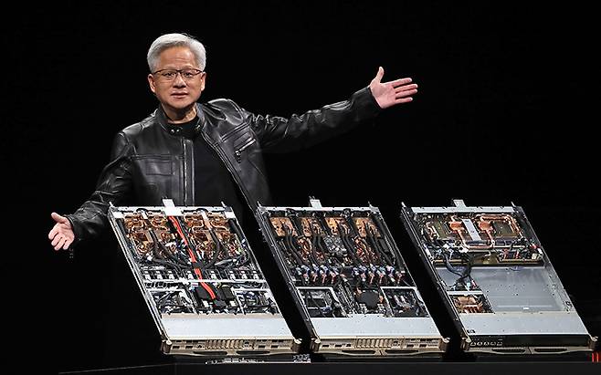 중국 베이징을 방문한 젠슨 황 엔비디아 CEO의 모습.[사진｜뉴시스]