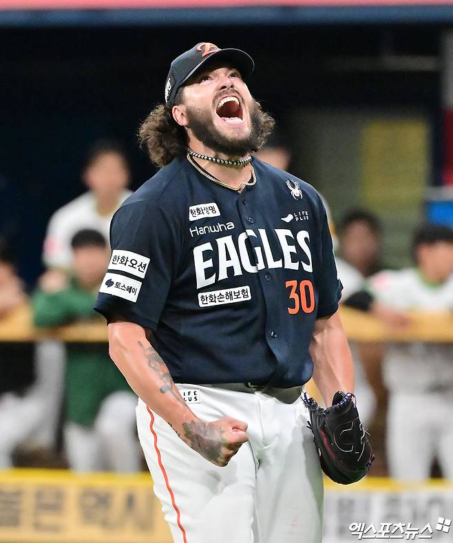 지난 4일 오후 서울 구로구 고척스카이돔에서 열린 '2025 신한 SOL Bank KBO리그' 한화 이글스와 키움 히어로즈의 경기, 5회말 수비를 마친 한화 폰세가 포효하고 있다. 엑스포츠뉴스 DB