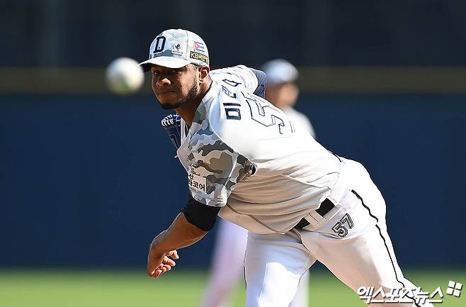 2021년 6월 6일 오후 서울 송파구 잠실야구장에서 열린 '2021 신한은행 SOL KBO리그' SSG 랜더스와 두산 베어스의 경기, 1회초 두산 선발투수 미란다가 역투하고 있다. 엑스포츠뉴스 DB