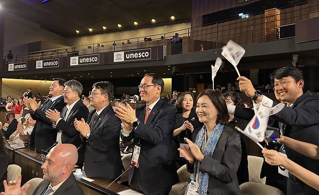 내년 세계유산위원회, 부산서 개최      (파리=연합뉴스) 김예나 기자 = 15일(현지시간) 프랑스 파리 유네스코 본부에서 열린 제47차 유네스코 세계유산위원회에서 차기 위원회 개최지로 대한민국이 확정되자 최응천 국가유산청장(가운데)과 정부 대표단이 박수를 치고 있다. 2025.7.15
    yes@yna.co.kr