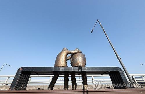 (서울=연합뉴스) 김성민 기자 = 서울 마포대교에 자살 예방을 위한 '한 번만 더' 동상이 설치돼 있다. 2025.2.27
    ksm7976@yna.co.kr