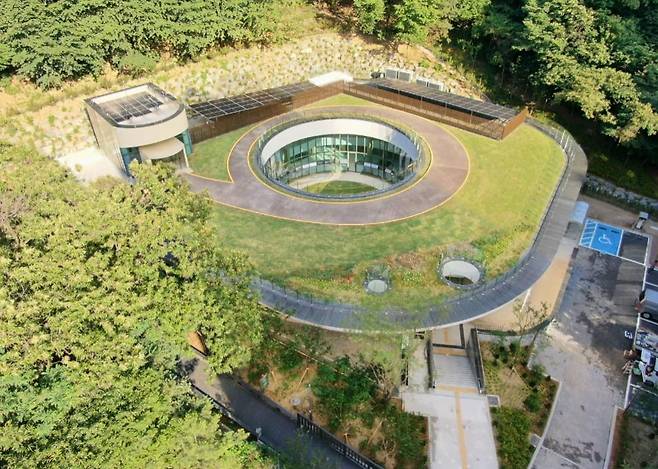 쉼표 모양의 지붕을 갖춘 방배숲환경도서관 [서초구 제공. 재판매 및 DB 금지]