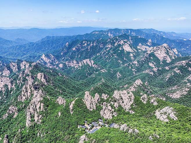 용아장성, 공룡능선, 동해가 내다보이는 곳에 자리 잡은 봉정암[사진/백승렬 기자]
