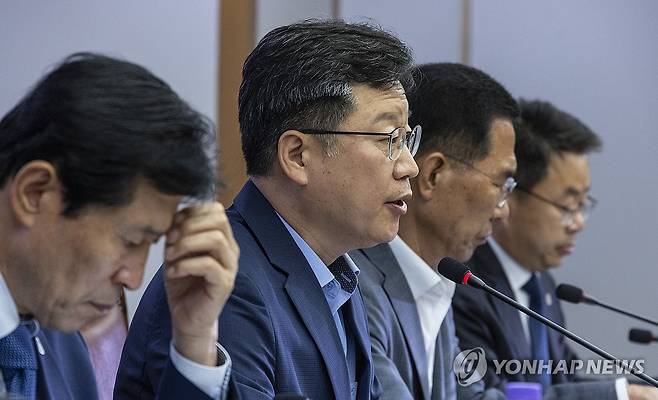 안호영 의원(왼쪽 두번째) [연합뉴스 자료사진]