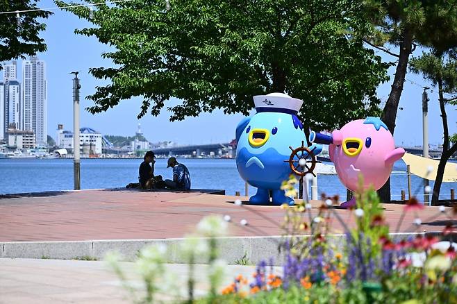 속초 청초호에 설치된 짜니와 래요 조형물 [속초시 제공. 재판매 및 DB 금지]