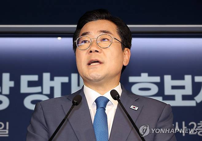 후보 등록 후 기자회견하는 박찬대 의원 (서울=연합뉴스) 박동주 기자 = 더불어민주당 대표 선거에 출마한 박찬대 의원이 10일 서울 여의도 중앙당사에서 후보 등록을 한 뒤 기자회견을 하고 있다. 2025.7.10 pdj6635@yna.co.kr