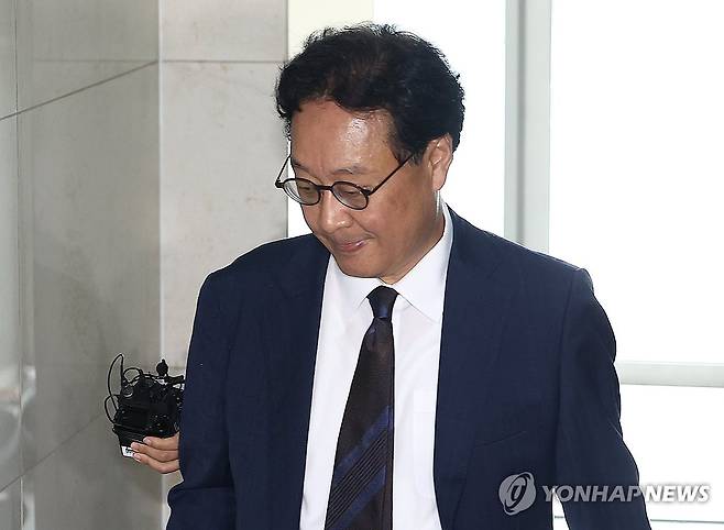 특검 조사 출석하는 왕윤종 전 국가안보실 3차장 (서울=연합뉴스) 김성민 기자 = 왕윤종 전 국가안보실 3차장이 이명현 순직해병특검팀 조사를 위해 15일 서울 서초구 서초한샘빌딩에 마련된 해병특검 사무실에 들어서고 있다. 2025.7.15 ksm7976@yna.co.kr