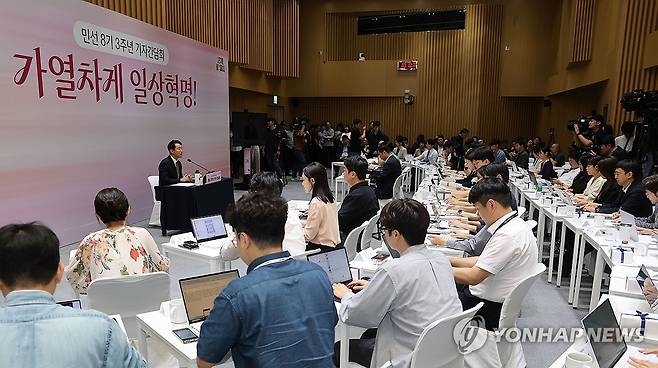 오세훈 서울시장, 민선 8기 취임 3주년 기자회견 (서울=연합뉴스) 서대연 기자 = 오세훈 서울시장이 16일 서울 중구 서울시청에서 민선 8기 취임 3주년 기자회견을 열고 있다. 2025.7.16 dwise@yna.co.kr