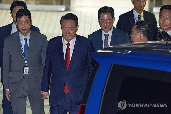 법원 떠나는 윤석열 전 대통령 (서울=연합뉴스) 12·3 비상계엄과 관련해 특검의 수사를 받는 윤석열 전 대통령이 9일 서울 서초구 서울중앙지법에서 열린 구속 전 피의자 심문(영장실질심사)이 끝난 뒤 법원을 떠나고 있다. 2025.7.9 [사진공동취재단] photo@yna.co.kr