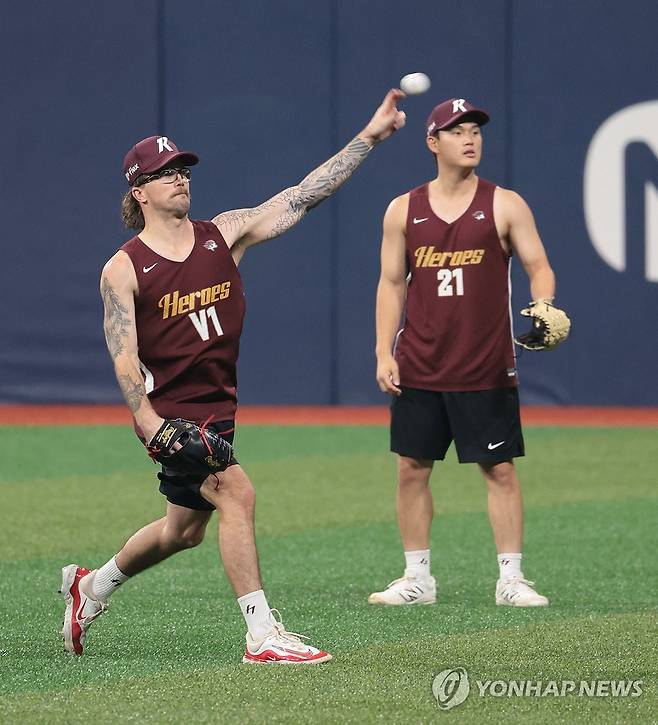 설종진 키움 감독대행 체제 첫 훈련 (서울=연합뉴스) 김인철 기자 = 15일 서울 구로구 고척스카이돔에서 키움 히어로즈 선수들이 설종진 감독대행 지휘로 훈련을 하고 있다. 2025.7.15 yatoya@yna.co.kr