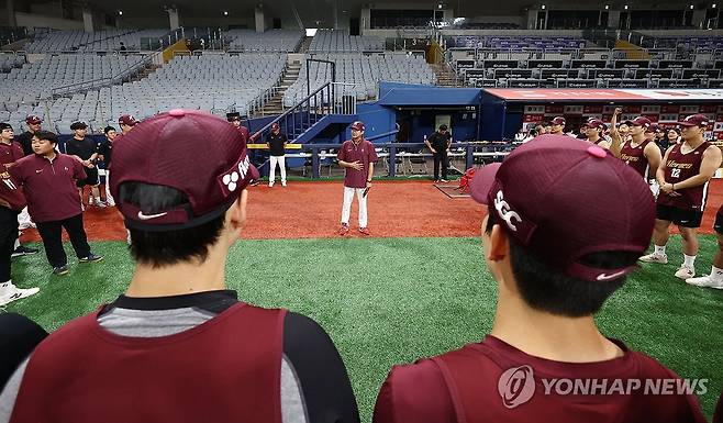 설종진 키움 감독대행, 선수단과 인사 (서울=연합뉴스) 김인철 기자 = 설종진 키움 히어로즈 감독대행이 15일 서울 구로구 고척스카이돔에서 선수단과 훈련에 앞서 첫 인사를 하고 있다. 2025.7.15 yatoya@yna.co.kr