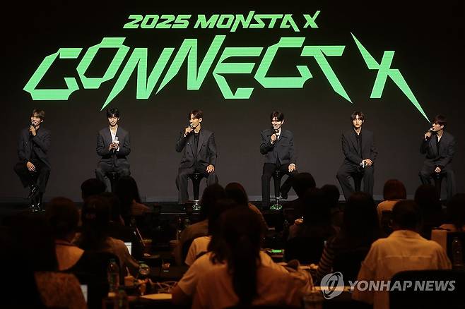 데뷔 10주년 맞이한 '몬스타엑스' (서울=연합뉴스) 류효림 기자 = 그룹 몬스타엑스가 16일 서울 여의도 콘레드 호텔에서 열린 몬스타엑스 데뷔 10주년 기념 기자간담회에서 질의에 답하고 있다. 2025.7.16 ryousanta@yna.co.kr