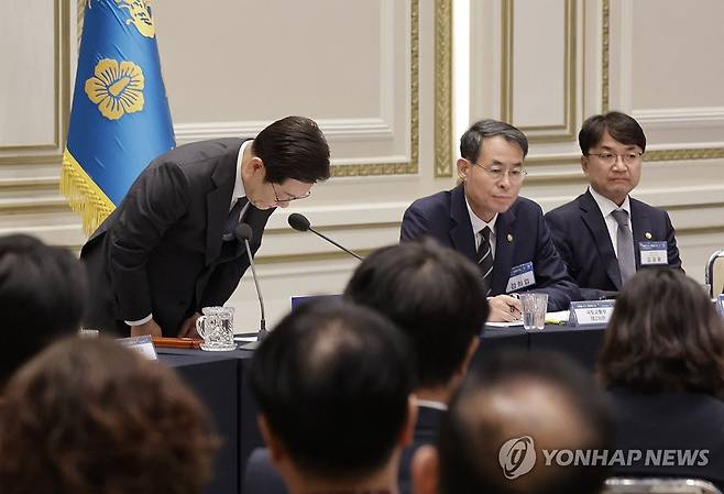 이재명 대통령, 사회적 참사 유가족 간담회 인사 (서울=연합뉴스) 홍해인 기자 = 이재명 대통령이 16일 청와대 영빈관에서 '기억과 위로, 치유의 대화' 사회적 참사 유가족 간담회를 하며 참석 유가족들을 향해 허리 숙여 인사하고 있다. 2025.7.16 [대통령실통신사진기자단] hihong@yna.co.kr