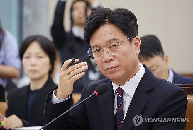 김영훈 장관 후보자, 인사청문회 (서울=연합뉴스) 류영석 기자 = 김영훈 고용노동부 장관 후보자가 16일 서울 여의도 국회 환경노동위원회에서 열린 인사청문회에서 의원 질의를 듣고 있다. 2025.7.16 ondol@yna.co.kr