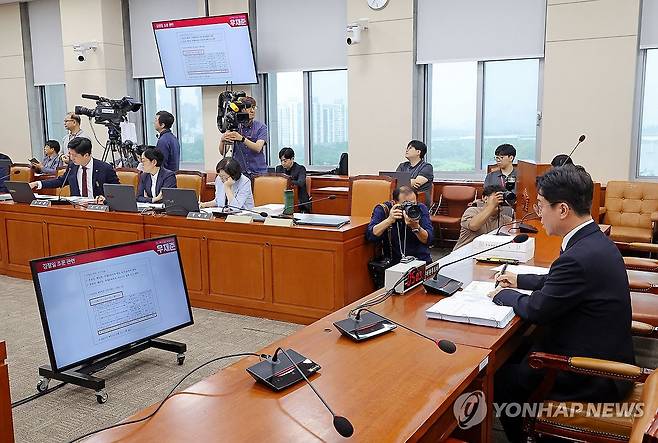 김정일 조문 관련 질의 듣는 김영훈 장관 후보자 (서울=연합뉴스) 류영석 기자 = 김영훈 고용노동부 장관 후보자가 16일 서울 여의도 국회 환경노동위원회에서 열린 인사청문회에서 국민의힘 우재준 의원의 북한 김정일 국방위원장 조문 관련 질의를 듣고 있다. 2025.7.16 ondol@yna.co.kr