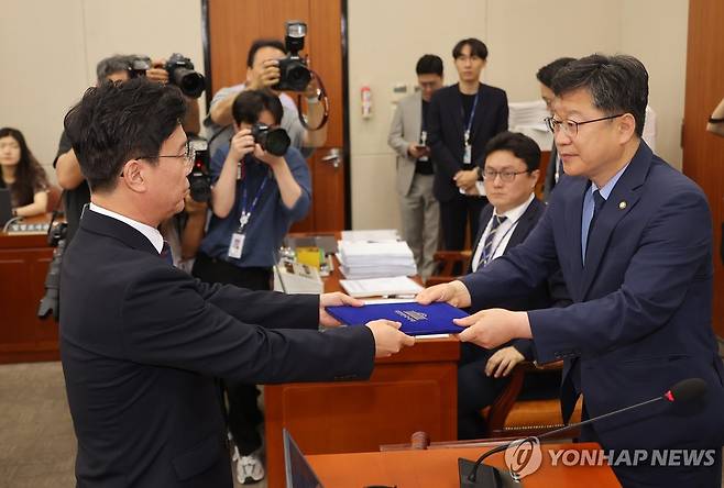 선서문 전달하는 김영훈 고용노동부 장관 후보자 (서울=연합뉴스) 류영석 기자 = 김영훈 고용노동부 장관 후보자가 16일 서울 여의도 국회 환경노동위원회에서 열린 인사청문회에서 선서문을 안호영 위원장에게 전달하고 있다. 2025.7.16 ondol@yna.co.kr