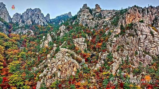 금강산, 북한 3번째 세계유산 등재 (서울=연합뉴스) 금강산이 유네스코 세계유산이 됐다. 유네스코 세계유산위원회는 13일(현지시간) 프랑스 파리 유네스코 본부에서 열린 제47차 회의에서 북한 측이 신청한 금강산을 세계유산으로 확정했다. 정식 명칭은 '금강산'(Mt. Kumgang - Diamond Mountain from the Sea)이다.
    사진은 북한 조선중앙TV가 2023년 10월 24일 방영한 드론을 이용해 촬영한 붉게 물든 금강산의 가을풍경. 2025.7.13 [조선중앙TV 화면] [국내에서만 사용가능. 재배포 금지. For Use Only in the Republic of Korea. No Redistribution] photo@yna.co.kr