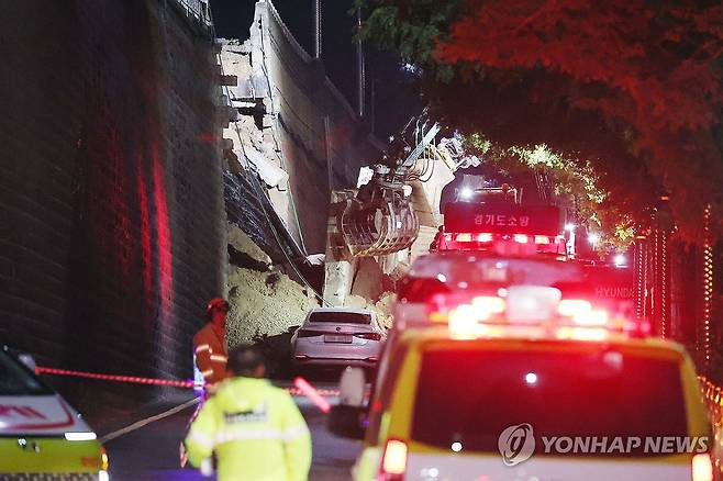 오산 옹벽붕괴 현장서 작업 중인 굴착기 (오산=연합뉴스) 권준우 기자 = 16일 오후 경기 오산시 가장동 가장교차로 고가도로의 10ｍ 높이 옹벽이 도로로 무너지며 고가도로 아래 도로를 지나가던 차량을 덮치는 사고가 났다. 
사진은 사고 현장에서 흙더미를 파내는 굴착기의 모습. 2025.7.16 stop@yna.co.kr
