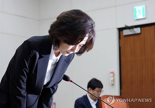이진숙 후보자의 사과 (서울=연합뉴스) 박동주 기자 = 이진숙 사회부총리 겸 교육부 장관 후보자가 16일 서울 여의도 국회 교육위원회에서 열린 인사청문회에서 자녀 조기 유학 등 논란과 관련해 고개숙여 사과하고 있다. 2025.7.16 pdj6635@yna.co.kr