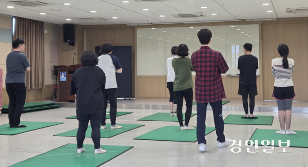 수원시장애인복지센터 소강당에서 수원시티발레단의 발달장애인 맞춤형 발레 수업이 진행되고 있는 모습. 2025.7.10 /이시은기자 see@kyeongin.com