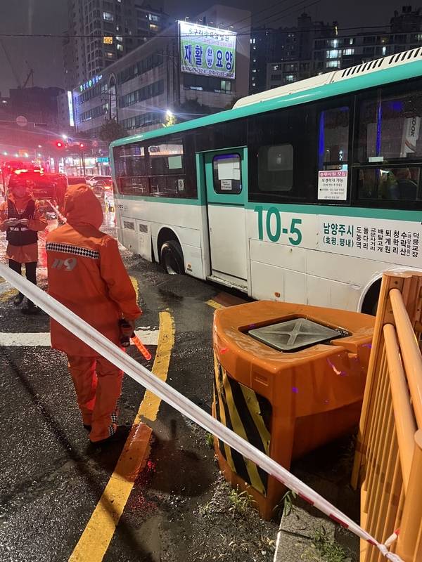 경기 북부에 내린 많은 비로 구리시 인창동 인창삼거리에서 포트홀 발생했다. /경기북부소방재난본부 제공