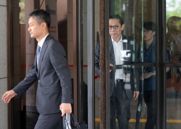 대법원이 이재용 삼성전자 회장에 대한 부당합병·회계부정 의혹에 대해 무죄를 확정한 17일 서울 서초구 대법원에서 이 회장의 변호인들이 상고심 선고를 마치고 법정을 나서고 있다. 2025.7.17 /연합뉴스