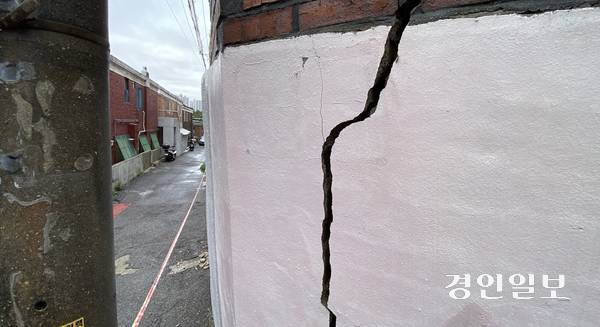 간석동 빌라의 옹벽에 금이 간 모습. 남동구 안전총괄과 관계자는 “빌라 옹벽 정비 공사는 주민들과 협의 과정이 필요해 지연되고 있다”고 했다. 2025.7.17 /조재현기자 jhc@kyeongin.com