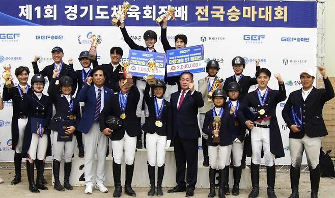 지난 15일 전북 장수승마경기장에서 제106회 전국체육대회 승마 경기도대표 선발전을 겸해 열린 제1회 경기도체육회장배 전국승마대회 마장마술 경기서 입상한 선수들이 기념사진을 찍고 있다. 사진=경기도승마협회