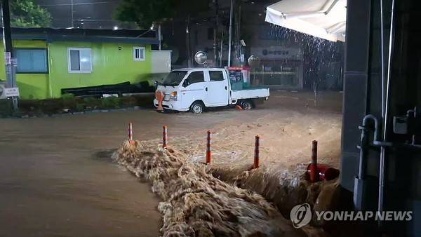 충남 서해안을 중심으로 강한 비가 내린 17일 새벽 충남 서산시 읍내동 도로가 폭우로 잠겨 있다.연합뉴스 제공