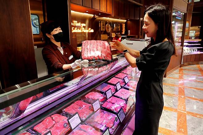 광주신세계 본관 지하 1층 식품관에서는 보양식 재료를 찾는 고객들을 위해 오는 18일부터 24일까지 한우등심과 치마살을 할인 판매한다. <광주 신세계 제공>