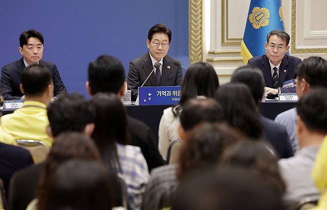 이재명 대통령이 지난 16일 청와대 영빈관에서 \'기억과 위로, 치유의 대화\' 사회적 참사 유가족과의 간담회를 하고 있다. /사진=연합뉴스