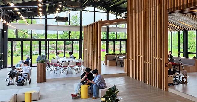 전남도와 일선 시·군이 여름 휴가철을 맞아 전남에서 ‘반의 반 값 여행’을 즐길 수 있도록 풍성한 숙박·관광 할인 이벤트를 마련, 관심을 모으고 있다. 사진은 순천 워케이션 센터 내부.<전남도 제공>