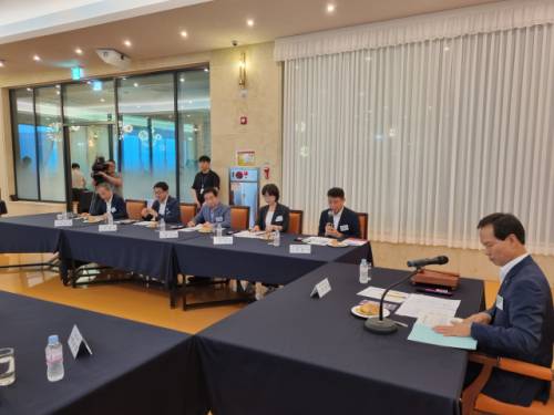 ◇전국혁신도시(지구)협의회 정례회가 17일 충북 음성에서 김문기 원주부시장 등이 참석한 가운데 열렸다. 협의회는 이날 공공기관 2차 이전 공공기관 우선 배치 등을 담은 대정부 공동건의문을 채택했다.