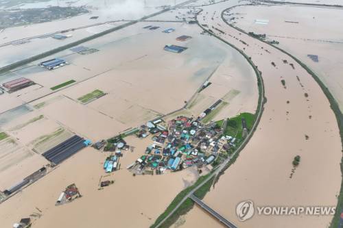 ◇ 17일 충남 예산군 삽교읍 용동3리 일대 마을이 폭우로 침수돼 있다. 2025.7.17 사진=연합뉴스