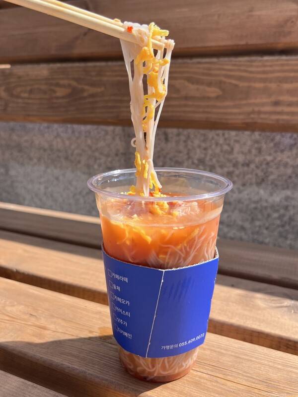 카페 스노히의 컵냉면. 계란, 얇게 썬 무, 깨가 토핑으로 들어있다. /권민주 기자