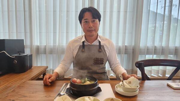 백제13월삼계탕 중동점을 운영하는 서성봉 대표가 삼계탕을 선보이고 있다. /이원재 기자