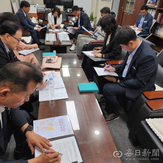 17일 오전 10시 경북도의회 교육위원장실에서 안동 한 고등학교에서 발생한 시험지 유출 사건과 관련해 긴급회의가 진행됐다. 전종훈 기자