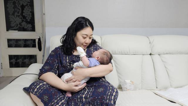 엄은진 씨가 막둥이 성주를 안고 있다. 김근영 씨 제공