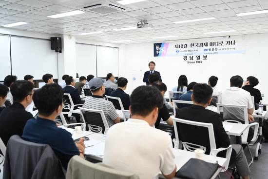 정운찬 동반성장연구소 이사장이 지난 16일 경남일보 세미나실에서 '제5기 경남일보 경제포럼 '한국경제 어디로 가야 하나' 주제 강연에서 동반성장에 대해 설명하고 있다.김다은인턴기자