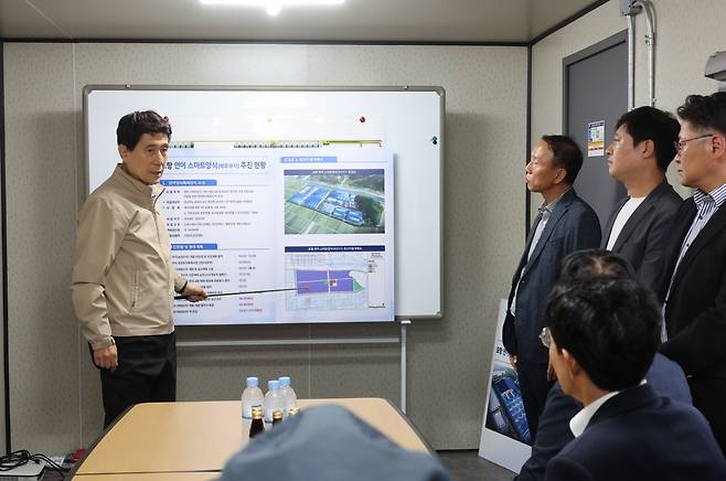 이강덕 포항시장이 지난 16일 연어 스마트양식 클러스터 현장에서 관계자들과 의견을 나누고 있다. /포항시 제공