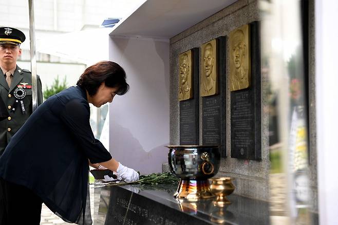 마린온 순직 장병의 유가족이 명복을 빌며, 헌화를 하고 있다. /해병대항공단 제공