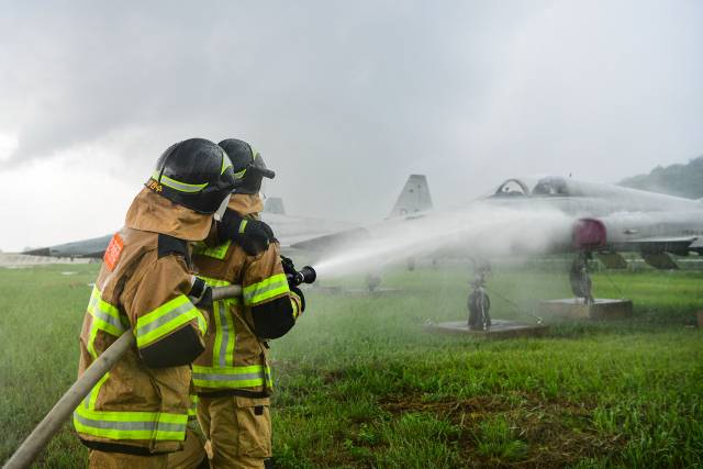 경남 사천시에 있는 공군 제3훈련비행단이 17일 항공기 소방구조 훈련을 실시했다. 소방대원들은 항공기 엔진 화재를 가정해 진화 작업과 구조 훈련에 나섰다. 이번 훈련은 항공기 화재 발생 시 소방구조요원의 대처 능력을 강화하기 위해 마련됐으며, 인명구조차와 항공기구조소방차 등 소방차량 4대가 동원됐다. 공군 제3훈련비행단 제공