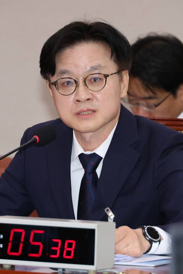 김정관 산업통상자원부 장관 후보자가 17일 국회 산업통상자원중소벤처기업위원회에서 열린 인사청문회에서 위원 질의에 답하고 있다./연합뉴스/