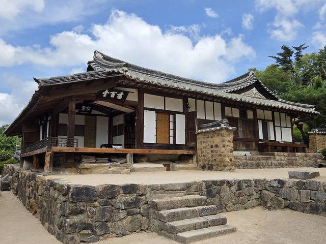 양동마을을 있게 한 손중돈과 이언적이 태어난 고택 서백당.