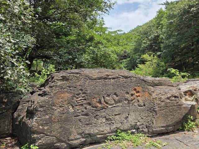 옥산서원 옆을 흐르는 자계천에 퇴계 이황이 쓴 글이 남아있는 세심대.