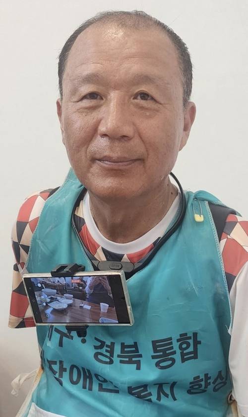 양팔과 오른쪽 다리를 잃었지만 장애인 복지 향상에 노력하고 있는 이범식 박사. 2025 APEC 정상회의 성공 개최를 위해 영호남 약 378㎞에 이르는 도보 종주에 나섰다. <이범식 박사 제공>