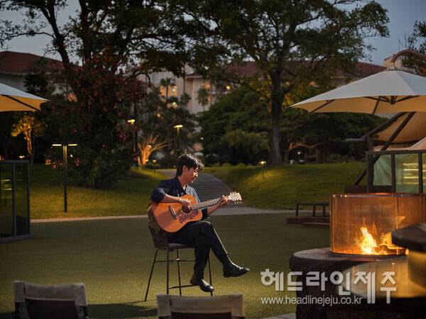 제주신라호텔의 글램필 빌리지 프로그램으로 마련되는 라이브 통기타 연주. (사진=호텔 신라)